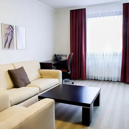 Crowne Plaza By Ihg Szálloda